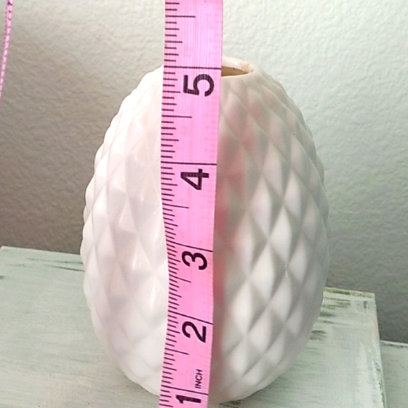 White pinecone pattern ceramic Flower Vase - Picture 9 of 10